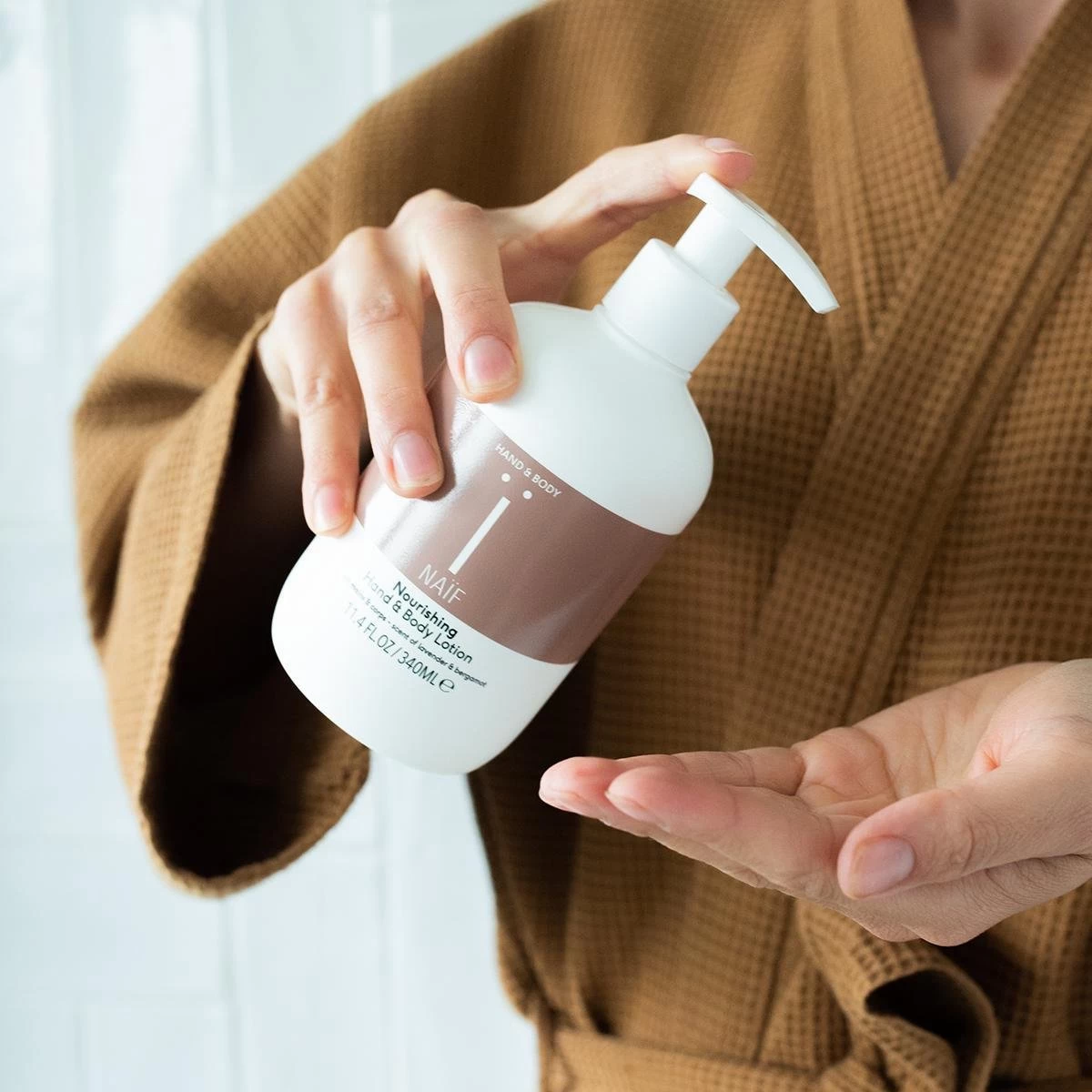 Naïf Verzorgende Handlotion – Plasticvrij – Handverzorging - 340ml - Met Natuurlijke Ingrediënten - Afbeelding 3